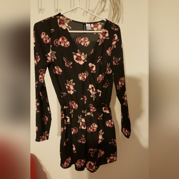 H&M Divided Women's Black Floral Romper Size 4 - Picture 3 of 8
